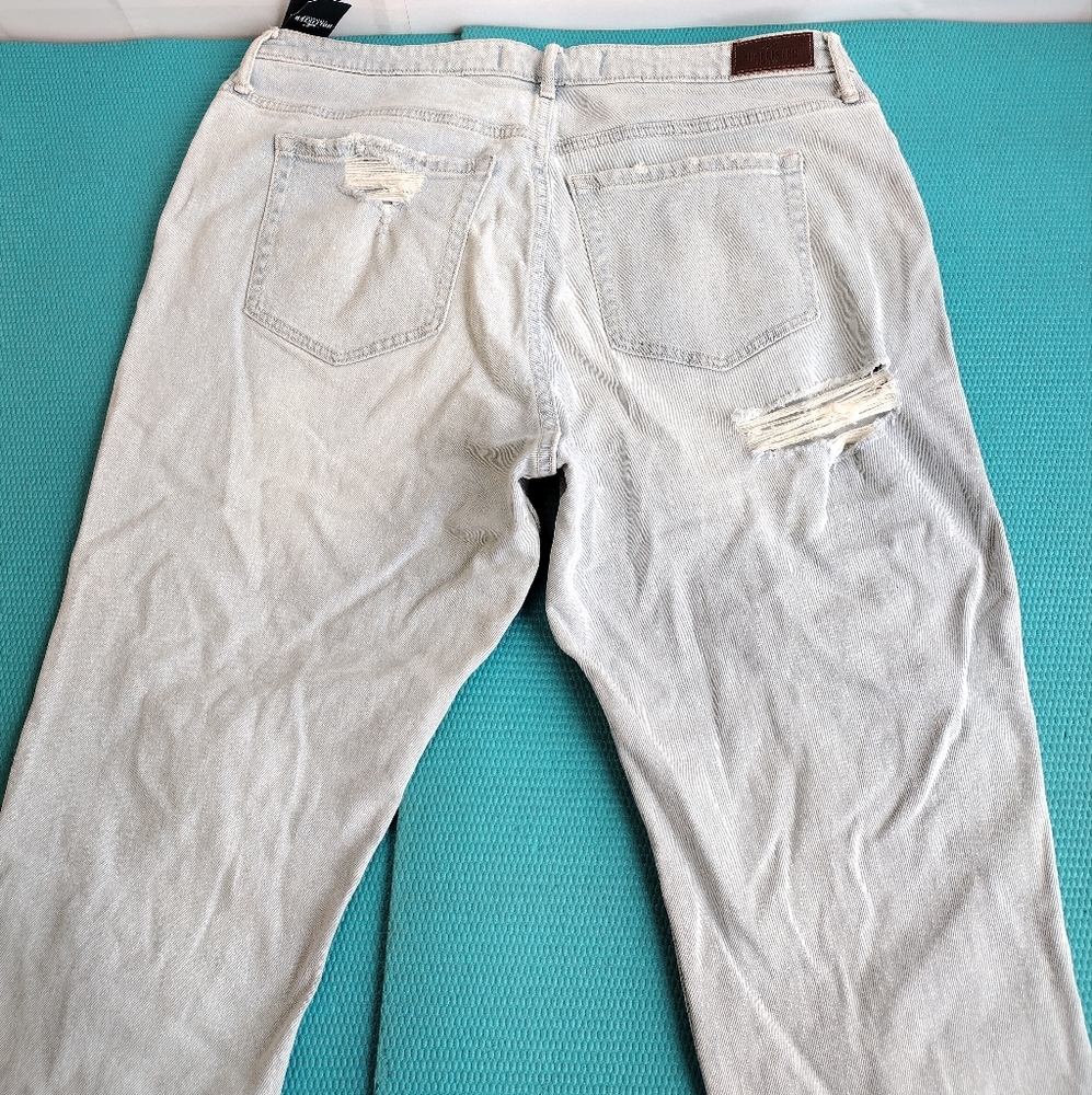 NWT Hollister Curvy High Rise Crop Mom Jeans Ripped Vintage - Size 17 S - Picture 8 of 10